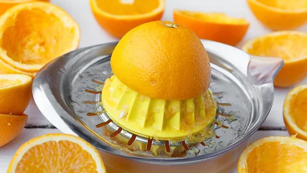 Suco de laranja em copo de vidro