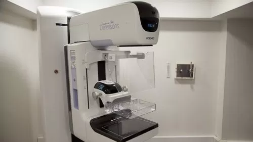 Exame de mamografia realizado para prevenção e diagnóstico precoce do câncer de mama.