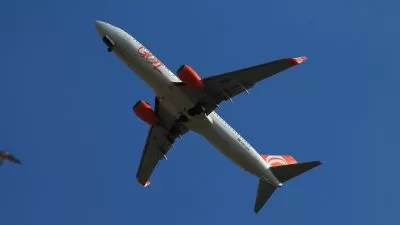 Avião sobrevoando