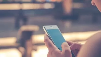 Pessoa utilizando inteligência artificial em computador para realizar tarefas digitais