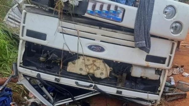 Caminhão tomado de assalto no Entroncamento de Valença tomba em Teolândia - valenca, destaque