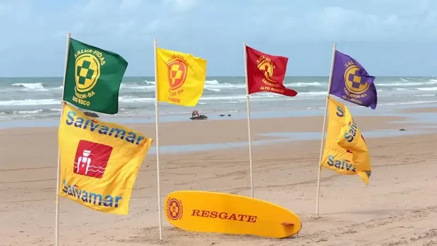 Bandeiras de várias cores indicam condições de segurança para banhistas nas praias de Salvador - salvador, bahia
