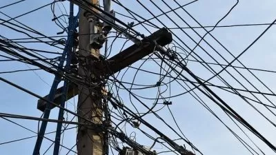 Poste com fios de telecomunicações instalados em excesso
