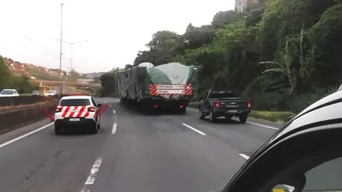 Polícia Rodoviária Federal realiza escolta de peça gigante na BR 324 - bahia