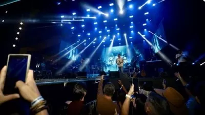 Dupla Bruno e Marrone durante show no São João de Santo Antônio de Jesus 2026, que teve aprovação de 93,3% do público.