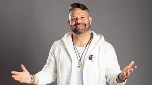 Cantor Danniel Vieira durante apresentação de show na Bahia.