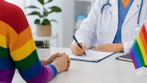 Pessoa LGBTQIAPN+ durante atendimento em unidade de saúde, destacando a importância do acolhimento sem discriminação.