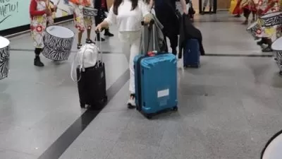 Avião em aeroporto representa o aumento do fluxo de passageiros em voos na Bahia em 2026.