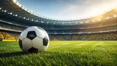 Bola de futebol em estádio durante partida