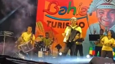 Chambinho do Acordeon durante show na última noite do São João de Santo Antônio de Jesus 2026