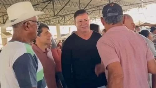 Ditinho da AviVip durante visita à Feira Livre de Amargosa ao lado de Paulo Câmara e José Vaz