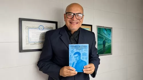 Psicólogo Jorge Soares segura o livro "O Homem e Seus Feitos: Para Humanizar-se ao Longo da História", selecionado para o Catálogo Bahia de Todos os Livros 2025.