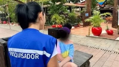 Turista na Bahia sendo entrevistada durante pesquisa de turismo receptivo