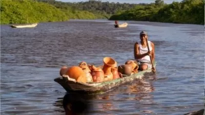 Artesão Auriel Lemos Nazaré em barco em Maragogipinho, Aratuípe, Bahia