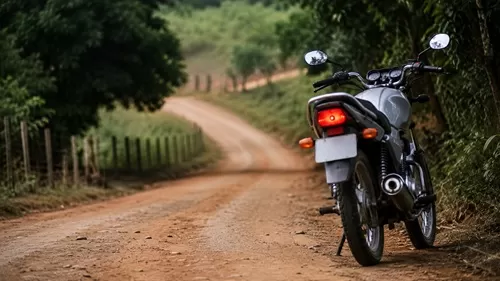 Motocicleta em estrada vicinal na zona rural, ilustrando assalto registrado em Mutuípe.