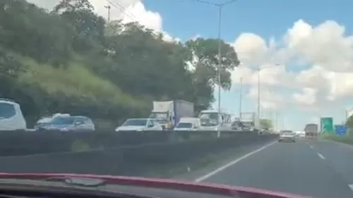 Congestionamento na BR-324 após interdição parcial causada por cratera no km 604, em Simões Filho, na Bahia.