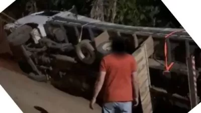 Caminhão carregado de bananas tombado na Serra do Rato, na zona rural de Mutuípe.