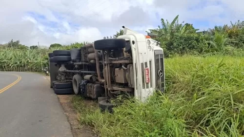 Caminhão tombado na BA-026, no trecho da Gameleira em Elísio Medrado
