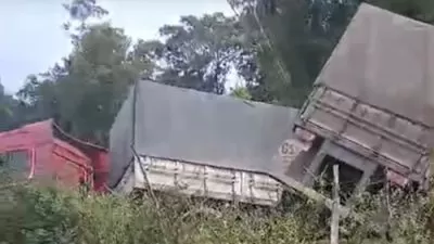 Carreta carregada de milho tomba na BA-539 em São Miguel das Matas