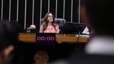 Deputada federal Rogéria Santos autora de projeto sobre proteção às mulheres vítimas de violência
