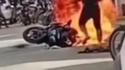 Homem ateia fogo em motocicleta após suposto surto no centro de Brejões