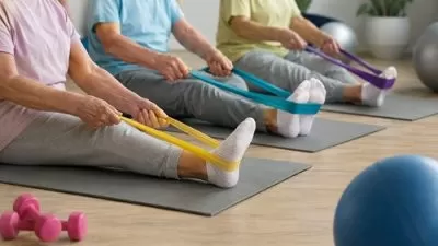 Idosos fazendo exercício físico para um envelhecimento saudável