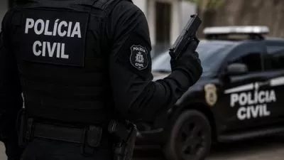 Concurso Polícia Civil Bahia ilustrado por policial ao lado de viatura