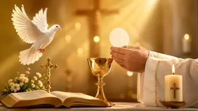 Pomba branca simbolizando o Espírito Santo ao lado da Eucaristia durante celebração da Santa Missa.