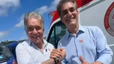 Deputados Robinson Almeida e Zé Neto durante entrega de ambulância do SAMU e micro-ônibus TFD para Santo Antônio de Jesus.