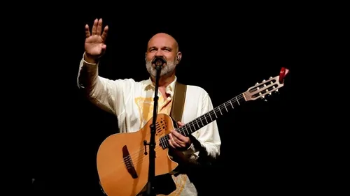 Alexandre Leão durante apresentação musical