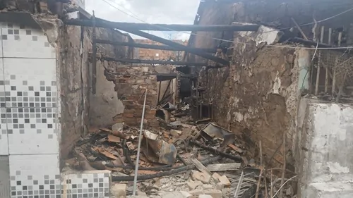 Casa pega fogo em Santo Antônio de Jesus