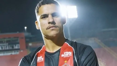 Alex Bruno é anunciado como novo reforço do Vitória