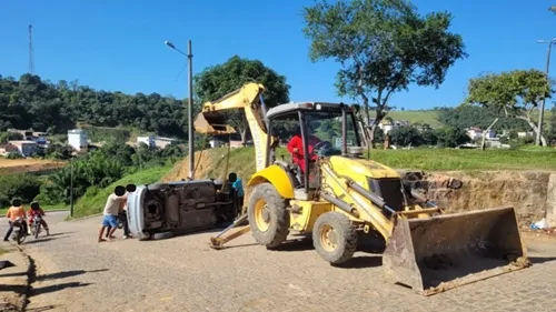 Carro desce ribanceira após suposta falha nos freios em Mutuípe