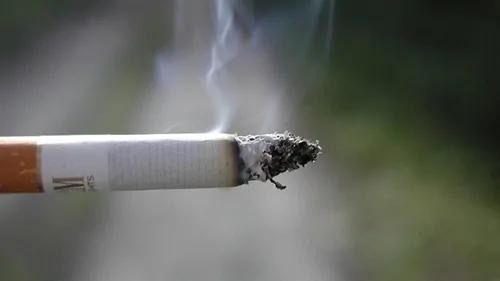 Cigarro aceso representando os riscos do tabagismo