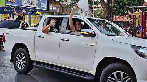 Laimara é recebida com carreata em Mutuípe após receber alta médica