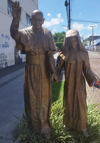 Estátuas de Papa Francisco e Santa Dulce dos Pobres em Salvador