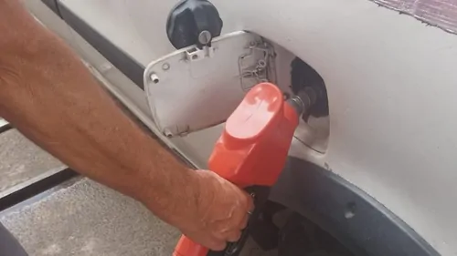 Abastecimento de gasolina em posto de combustível
