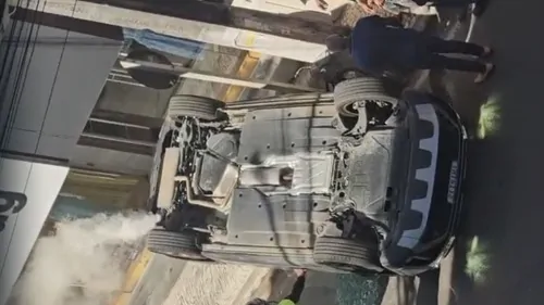 Carro capota após acidente no Centro de Santo Antônio de Jesus
