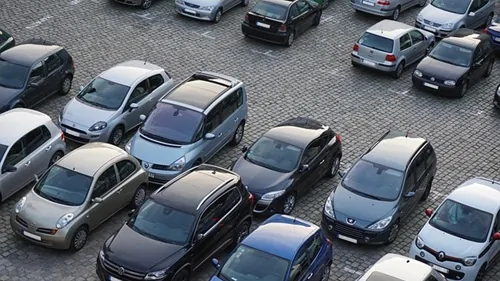 Carros seminovos estacionados
