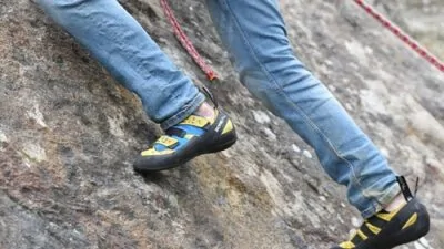 Escalador pratica escalada em montanha