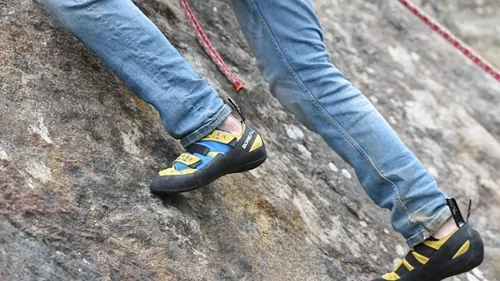 Escalador pratica escalada em montanha