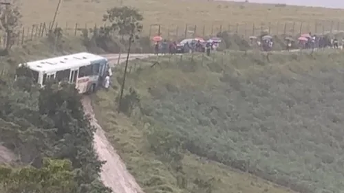 Ônibus fica atolado em ladeira na zona rural de São Felipe