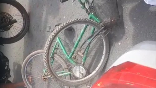 Bicicleta de idosa fica caída após acidente com ônibus em Santo Antônio de Jesus