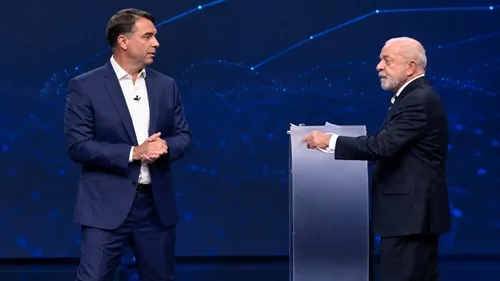 Flávio Bolsonaro e Lula durante debate na Band, em imagem com enquadramento ajustado e qualidade visual aprimorada.