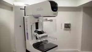 Exame de mamografia realizado para prevenção e diagnóstico precoce do câncer de mama.