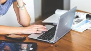 Computador utilizado em curso de formação on-line para educação