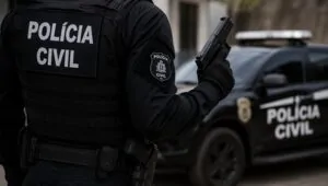 Concurso Polícia Civil Bahia ilustrado por policial ao lado de viatura