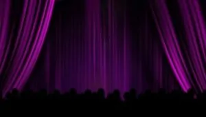Crianças assistem a apresentação de teatro sobre educação financeira