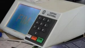 Urna eletrônica durante eleição
