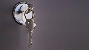 Chave representando a compra segura de terreno e lote regularizado